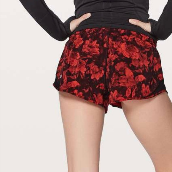 Lululemon Hotty Hot Shorts size 6 Red Black Game Day Tie Dye - Picture 11 of 11